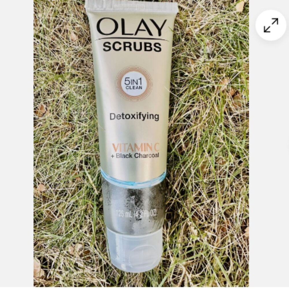 Olay Scrubs Detoxifying Face Scrub Vitamin C Black Charcoal 4.2 oz Fast Shipping